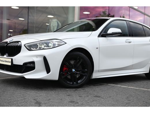 BMW 1 Serie 118i M Sport Automaat / Sportstoelen / LED / M Sportonderstel / Live Cockpit Professional / Apple... ActivLease financial lease