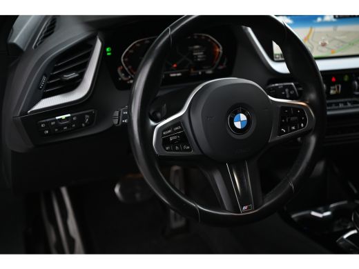 BMW 1 Serie 118i M Sport Automaat / Sportstoelen / LED / M Sportonderstel / Live Cockpit Professional / Apple... ActivLease financial lease