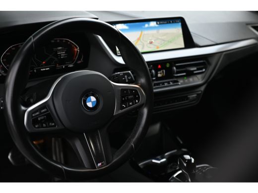 BMW 1 Serie 118i M Sport Automaat / Sportstoelen / LED / M Sportonderstel / Live Cockpit Professional / Apple... ActivLease financial lease