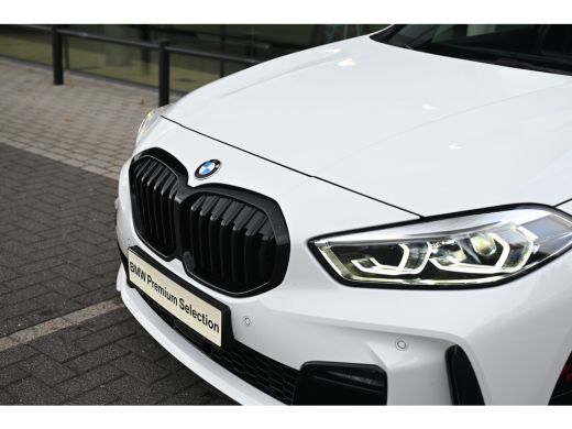 BMW 1 Serie 118i M Sport Automaat / Sportstoelen / LED / M Sportonderstel / Live Cockpit Professional / Apple... ActivLease financial lease