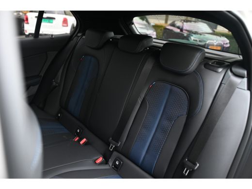 BMW 1 Serie 118i M Sport Automaat / Sportstoelen / LED / M Sportonderstel / Live Cockpit Professional / Apple... ActivLease financial lease