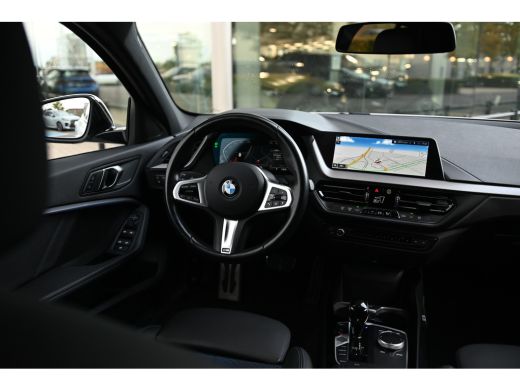 BMW 1 Serie 118i M Sport Automaat / Sportstoelen / LED / M Sportonderstel / Live Cockpit Professional / Apple... ActivLease financial lease