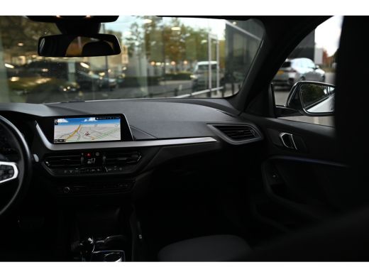 BMW 1 Serie 118i M Sport Automaat / Sportstoelen / LED / M Sportonderstel / Live Cockpit Professional / Apple... ActivLease financial lease