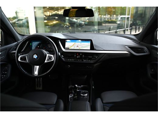 BMW 1 Serie 118i M Sport Automaat / Sportstoelen / LED / M Sportonderstel / Live Cockpit Professional / Apple... ActivLease financial lease
