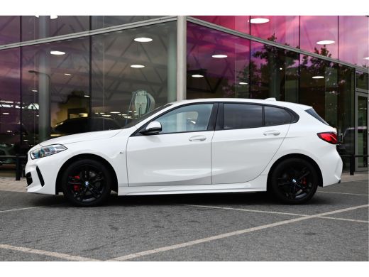 BMW 1 Serie 118i M Sport Automaat / Sportstoelen / LED / M Sportonderstel / Live Cockpit Professional / Apple... ActivLease financial lease