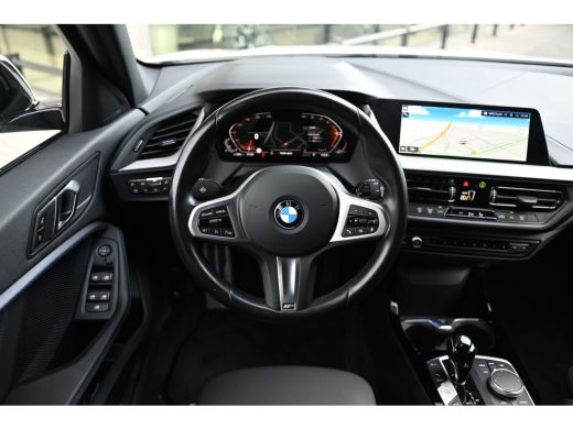 BMW 1 Serie 118i M Sport Automaat / Sportstoelen / LED / M Sportonderstel / Live Cockpit Professional / Apple... ActivLease financial lease