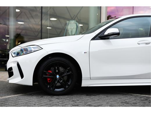 BMW 1 Serie 118i M Sport Automaat / Sportstoelen / LED / M Sportonderstel / Live Cockpit Professional / Apple... ActivLease financial lease