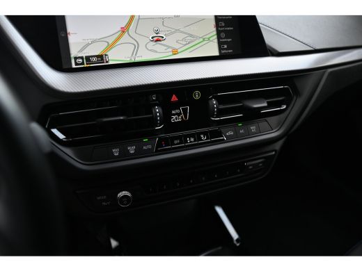 BMW 1 Serie 118i M Sport Automaat / Sportstoelen / LED / M Sportonderstel / Live Cockpit Professional / Apple... ActivLease financial lease
