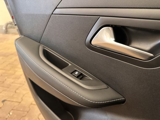 Peugeot 208 Hybrid 136 e-DCS6 Allure Camera Voor + Achter | Leder/Stof | Digitaal Dashboard | Parkeersensoren... ActivLease financial lease