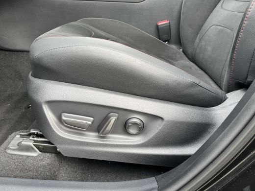 Toyota C-HR 2.0 Plug-in Hybrid 220 GR SPORT | Navigatie | Apple CarPlay/Android auto | Achteruitrijcamera | E... ActivLease financial lease