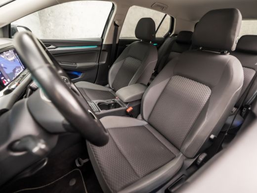 Volkswagen Golf 1.0 TSI Sportline (APPLE CARPLAY, GROOT NAVI, SFEERVERLICHTING, KEYLESS, GETINT GLAS, SPORTSTOELE... ActivLease financial lease