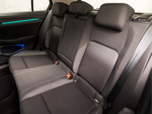 Volkswagen Golf 1.0 TSI Sportline (APPLE CARPLAY, GROOT NAVI, SFEERVERLICHTING, KEYLESS, GETINT GLAS, SPORTSTOELE... ActivLease financial lease