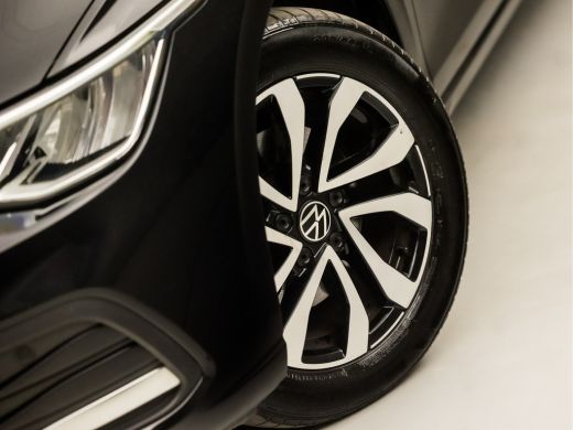 Volkswagen Golf 1.0 TSI Sportline (APPLE CARPLAY, GROOT NAVI, SFEERVERLICHTING, KEYLESS, GETINT GLAS, SPORTSTOELE... ActivLease financial lease