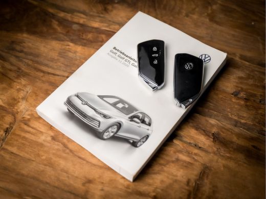 Volkswagen Golf 1.0 TSI Sportline (APPLE CARPLAY, GROOT NAVI, SFEERVERLICHTING, KEYLESS, GETINT GLAS, SPORTSTOELE... ActivLease financial lease