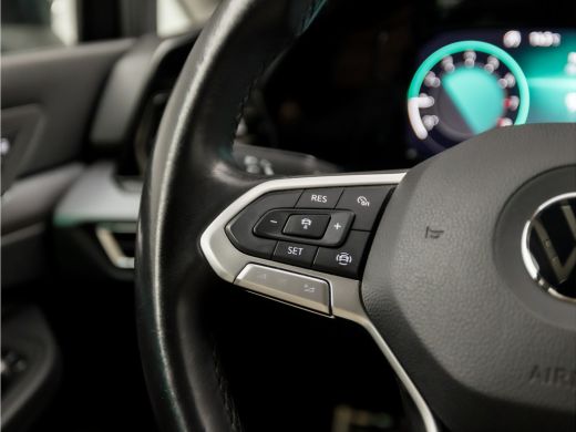 Volkswagen Golf 1.0 TSI Sportline (APPLE CARPLAY, GROOT NAVI, SFEERVERLICHTING, KEYLESS, GETINT GLAS, SPORTSTOELE... ActivLease financial lease