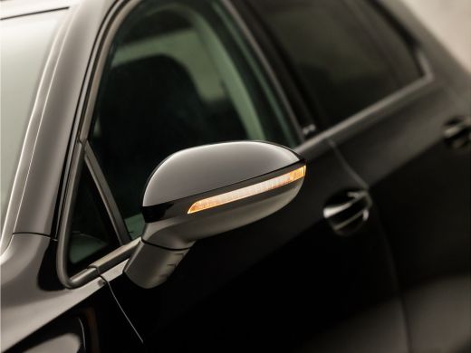 Volkswagen Golf 1.0 TSI Sportline (APPLE CARPLAY, GROOT NAVI, SFEERVERLICHTING, KEYLESS, GETINT GLAS, SPORTSTOELE... ActivLease financial lease