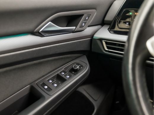 Volkswagen Golf 1.0 TSI Sportline (APPLE CARPLAY, GROOT NAVI, SFEERVERLICHTING, KEYLESS, GETINT GLAS, SPORTSTOELE... ActivLease financial lease