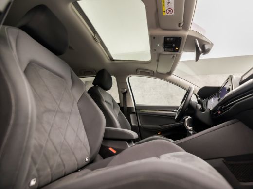 Volkswagen Golf 1.5 TSI Sport (SCHUIFDAK, 4 CILINDER, APPLE CARPLAY, MEMORY SEATS, CAMERA, SFEERVERLICHTING, ALCA... ActivLease financial lease