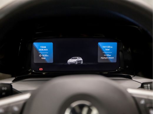Volkswagen Golf 1.5 TSI Sport (SCHUIFDAK, 4 CILINDER, MEMORY SEATS, HEAD-UP DISPLAY, STUUR/STOELVERWARMING, DYNAM... ActivLease financial lease