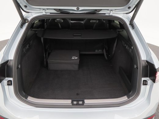 Volkswagen Passat Variant 1.5 eHybrid 272 Pk Automaat R-Line Edition | Trekhaak | 360° Camera | Panoramadak | Digit... ActivLease financial lease