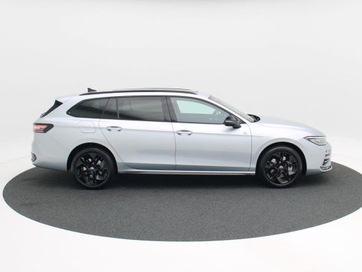 Volkswagen Passat Variant 1.5 eHybrid 272 Pk Automaat R-Line Edition | Trekhaak | 360° Camera | Panoramadak | Digit... ActivLease financial lease