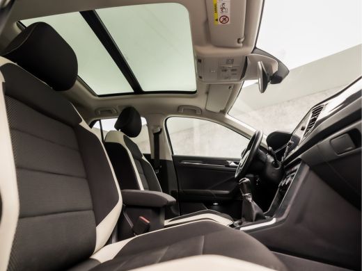 Volkswagen T-Roc 1.5 TSI Sport 150Pk (PANORAMADAK, VIRTUAL COCKPIT, APPLE CARPLAY, STUUR/STOELVERWARMING, LEDER, L... ActivLease financial lease