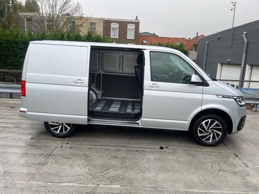 Volkswagen Transporter 2.0 TDI L1H1 28 Bulli | Trekhaak | 2 stoelen | Lederen bekleding | Groot Navi | Camera achter | A... ActivLease financial lease
