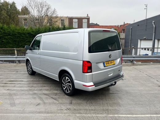 Volkswagen Transporter 2.0 TDI L1H1 28 Bulli | Trekhaak | 2 stoelen | Lederen bekleding | Groot Navi | Camera achter | A... ActivLease financial lease