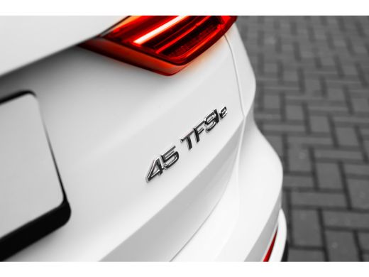 Audi Q3 45 TFSI e S edition 245PK | Panorama Dak | Trekhaak |  Dodehoek | Comfortsleutel | Camera achter ... ActivLease financial lease