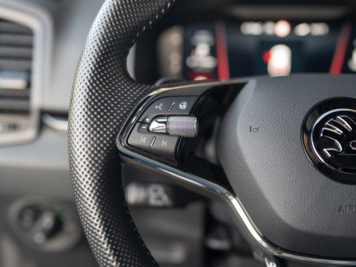 Skoda Karoq 1.5 TSI 150Pk ACT Sportline Business | Trekhaak wegkl. | Elk. A-klep | Camera | Keyless | Adapt. ... ActivLease financial lease