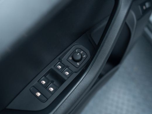 Skoda Karoq 1.5 TSI ACT Business Edition Plus | Keyless | Camera | Elk. A-klep | Adapt. Cr. | Prijs Rijklaar!! ActivLease financial lease