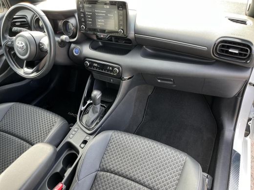 Toyota Yaris 1.5 Hybrid Executive | Bi-tone | Carplay | Head up display | Dode hoek detectie | 17 inch LM-velg... ActivLease financial lease