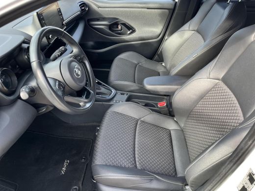 Toyota Yaris 1.5 Hybrid Executive | Bi-tone | Carplay | Head up display | Dode hoek detectie | 17 inch LM-velg... ActivLease financial lease