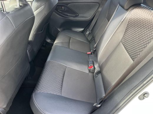 Toyota Yaris 1.5 Hybrid Executive | Bi-tone | Carplay | Head up display | Dode hoek detectie | 17 inch LM-velg... ActivLease financial lease