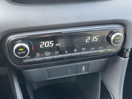 Toyota Yaris 1.5 Hybrid Executive | Bi-tone | Carplay | Head up display | Dode hoek detectie | 17 inch LM-velg... ActivLease financial lease