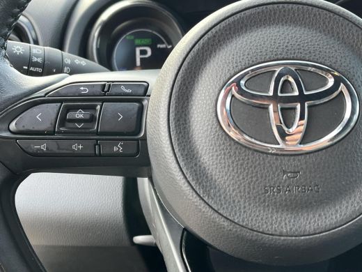 Toyota Yaris 1.5 Hybrid Executive | Bi-tone | Carplay | Head up display | Dode hoek detectie | 17 inch LM-velg... ActivLease financial lease