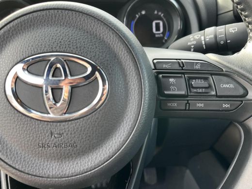 Toyota Yaris 1.5 Hybrid Executive | Bi-tone | Carplay | Head up display | Dode hoek detectie | 17 inch LM-velg... ActivLease financial lease