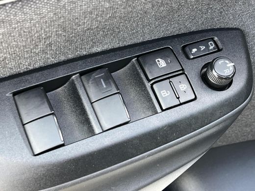 Toyota Yaris 1.5 Hybrid Executive | Bi-tone | Carplay | Head up display | Dode hoek detectie | 17 inch LM-velg... ActivLease financial lease