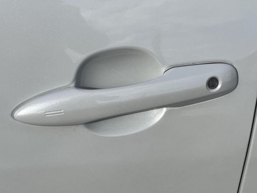 Toyota Yaris 1.5 Hybrid Executive | Bi-tone | Carplay | Head up display | Dode hoek detectie | 17 inch LM-velg... ActivLease financial lease