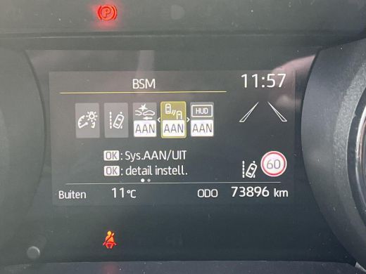 Toyota Yaris 1.5 Hybrid Executive | Bi-tone | Carplay | Head up display | Dode hoek detectie | 17 inch LM-velg... ActivLease financial lease