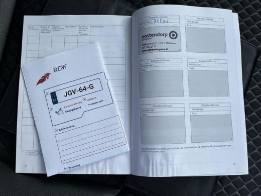 Toyota Yaris 1.5 Hybrid Executive | Bi-tone | Carplay | Head up display | Dode hoek detectie | 17 inch LM-velg... ActivLease financial lease