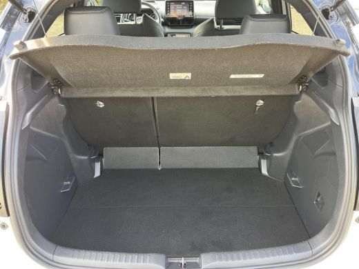 Toyota Yaris 1.5 Hybrid Executive | Bi-tone | Carplay | Head up display | Dode hoek detectie | 17 inch LM-velg... ActivLease financial lease