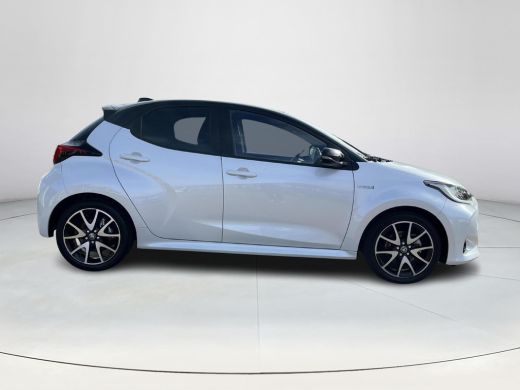 Toyota Yaris 1.5 Hybrid Executive | Bi-tone | Carplay | Head up display | Dode hoek detectie | 17 inch LM-velg... ActivLease financial lease