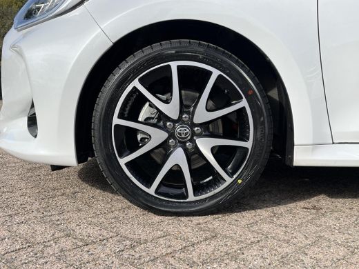 Toyota Yaris 1.5 Hybrid Executive | Bi-tone | Carplay | Head up display | Dode hoek detectie | 17 inch LM-velg... ActivLease financial lease