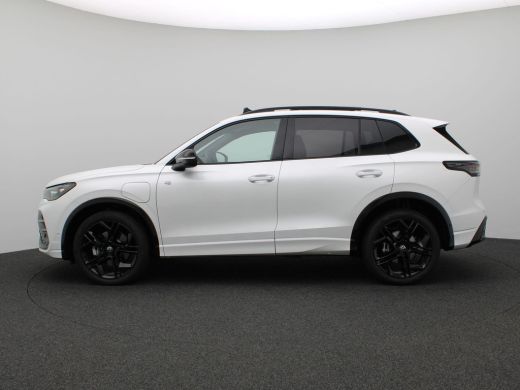 Volkswagen Tiguan 1.5 eHybrid R-Line Edition 272PK DSG Trekhaak, Black style,  Rondomzichtcamera, Matrix LED, Panor... ActivLease financial lease