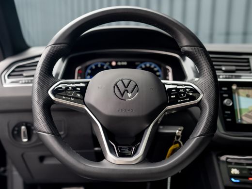 Volkswagen Tiguan 1.5 TSI R-Line Black Style | Panodak | Elk. A-klep | IQ Light | Camera | Prijs Rijklaar!! ActivLease financial lease