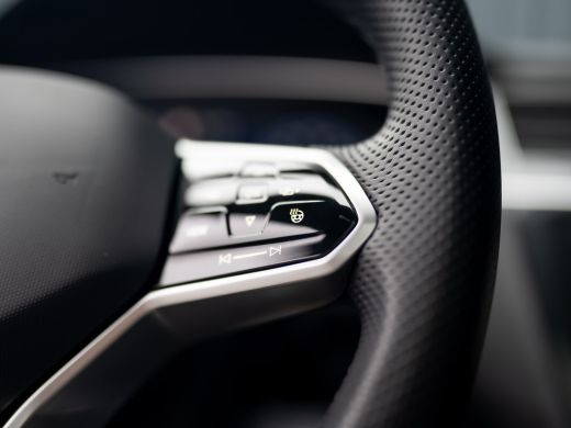 Volkswagen Tiguan 1.5 TSI R-Line Black Style | Panodak | Elk. A-klep | IQ Light | Camera | Prijs Rijklaar!! ActivLease financial lease