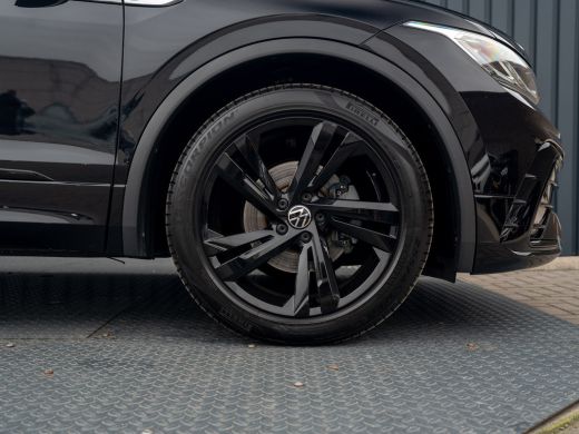 Volkswagen Tiguan 1.5 TSI R-Line Black Style | Panodak | Elk. A-klep | IQ Light | Camera | Prijs Rijklaar!! ActivLease financial lease