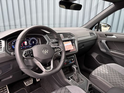 Volkswagen Tiguan 1.5 TSI R-Line Black Style | Panodak | Elk. A-klep | IQ Light | Camera | Prijs Rijklaar!! ActivLease financial lease