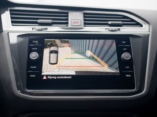 Volkswagen Tiguan 1.5 TSI R-Line Black Style | Panodak | Elk. A-klep | IQ Light | Camera | Prijs Rijklaar!! ActivLease financial lease